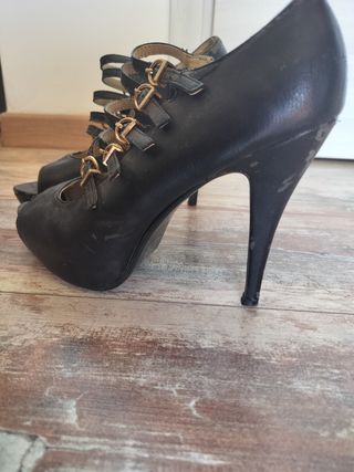 Scarpe con tacco nere con fibbie dorate
