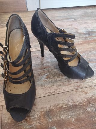 Scarpe con tacco nere con fibbie dorate