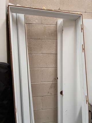 Puerta blanca con manilla