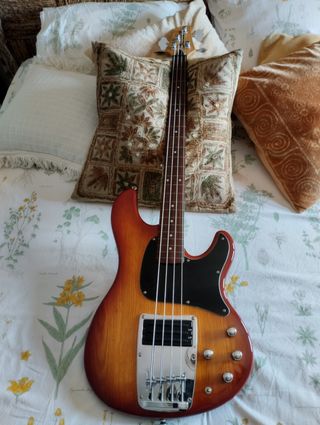 Bajo Ibanez ATK 300f Fretless Japón