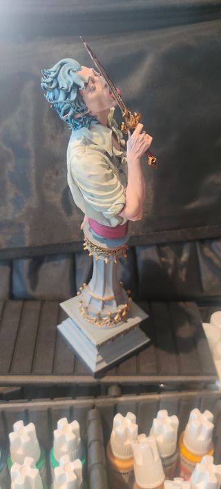 Busto Astarion pintado a mano