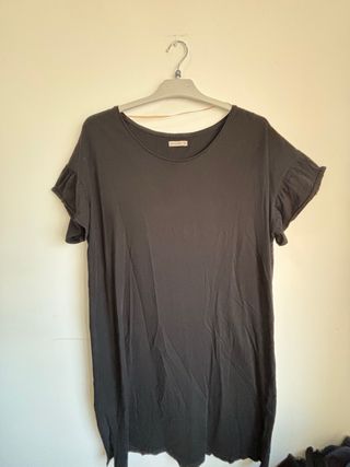 Vestido negro con volantes