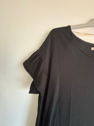 Vestido negro con volantes