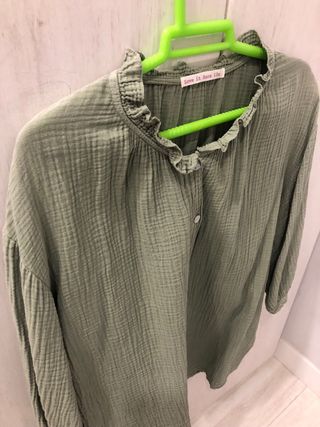 Camisa verde con botones y cuello volante