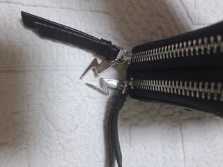 Cartera Parfois negra con tachuelas