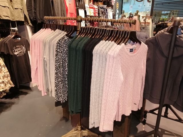 Perchero de tienda para ropa