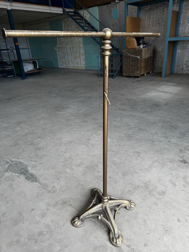 Perchero de tienda para ropa