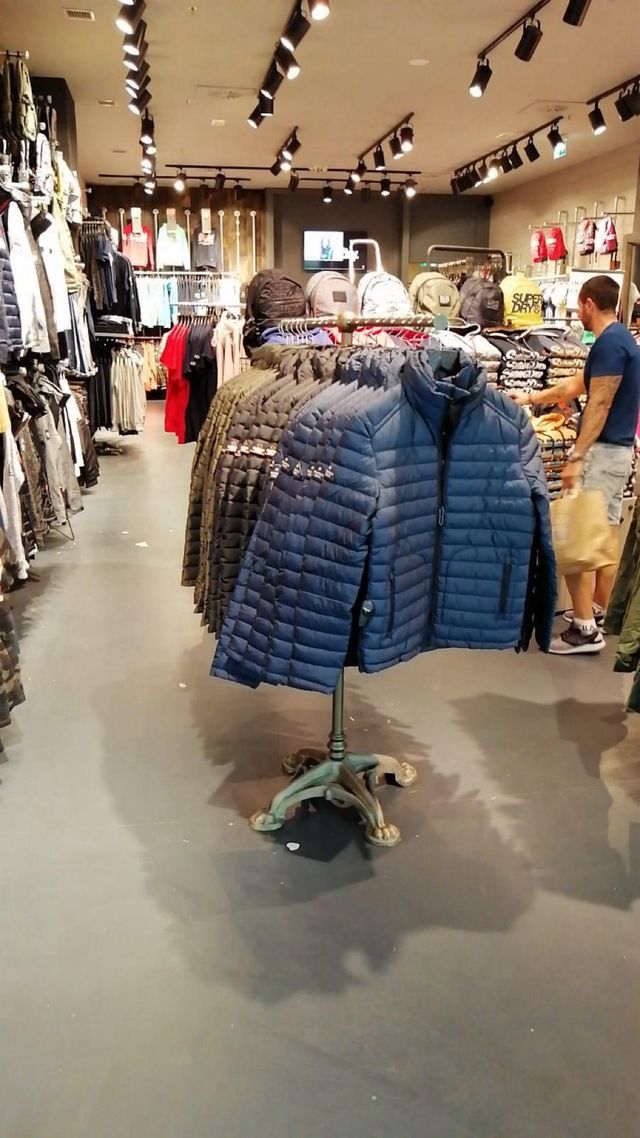 Perchero de tienda para ropa