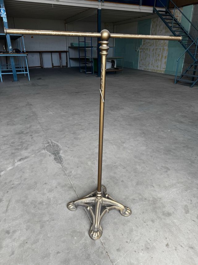 Perchero de tienda para ropa