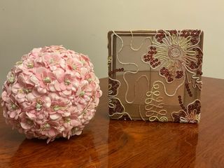 Bola de flores rosa y caja decorada