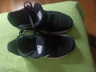 Zapatillas Adidas Negras y Blancas