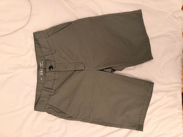 Pantalones cortos chinos color verde oliva