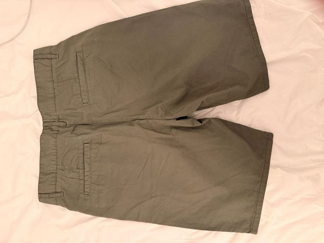 Pantalones cortos chinos color verde oliva