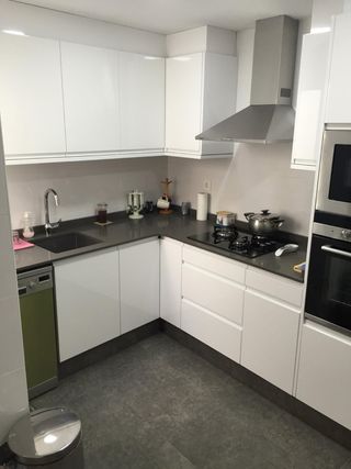 Cocina a medida blanca