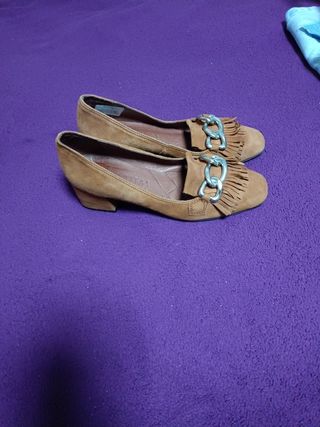 Zapatos marrones con flecos y cadena