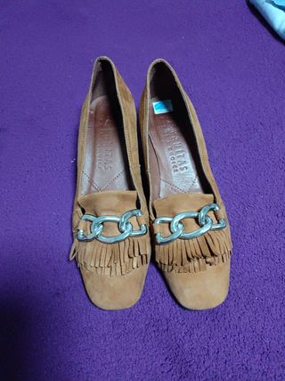 Zapatos marrones con flecos y cadena
