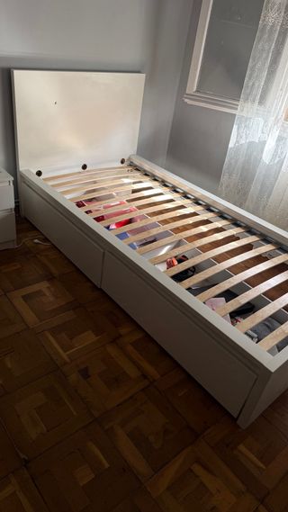 Cama individual con colchón gris y blanco 
