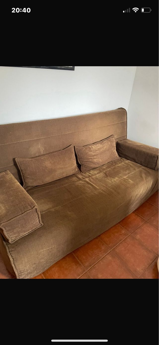 Sofá cama de color marrón