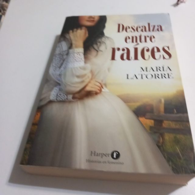 Libro Descalza entre raíces de María Latorre