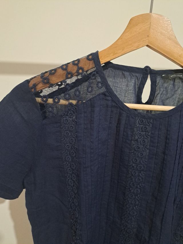 Blusa azul com renda, de algodão fino
