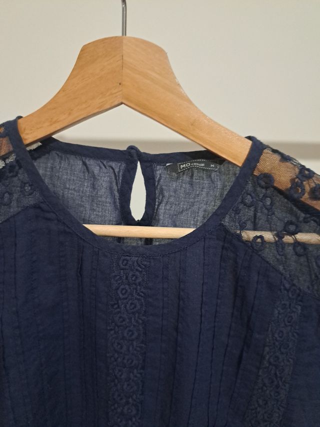 Blusa azul com renda, de algodão fino