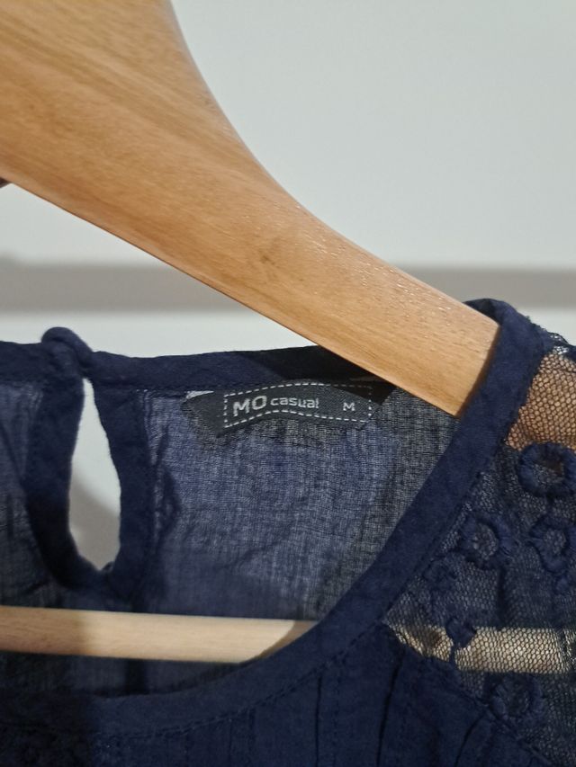 Blusa azul com renda, de algodão fino