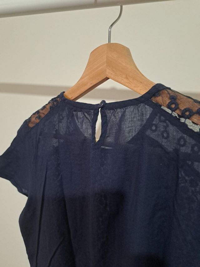 Blusa azul com renda, de algodão fino