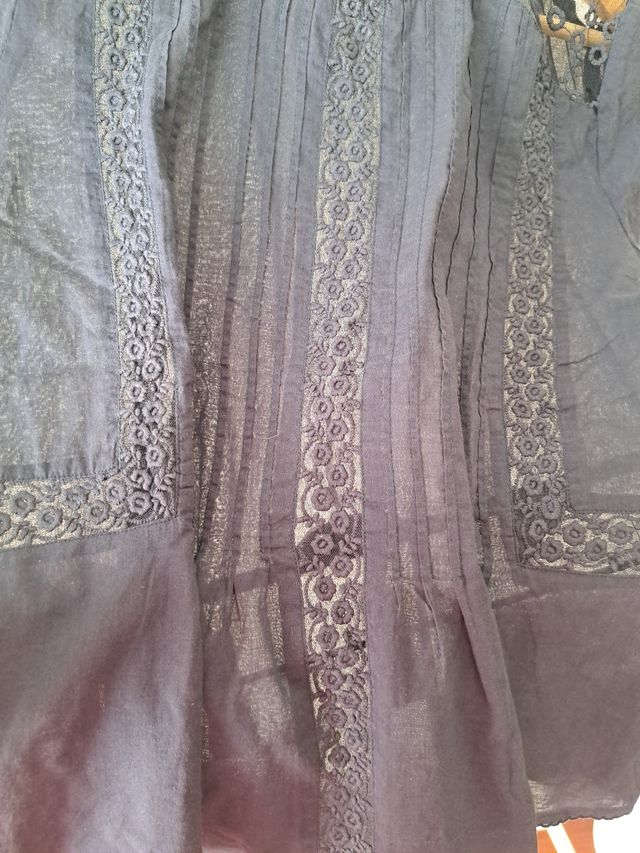 Blusa azul com renda, de algodão fino