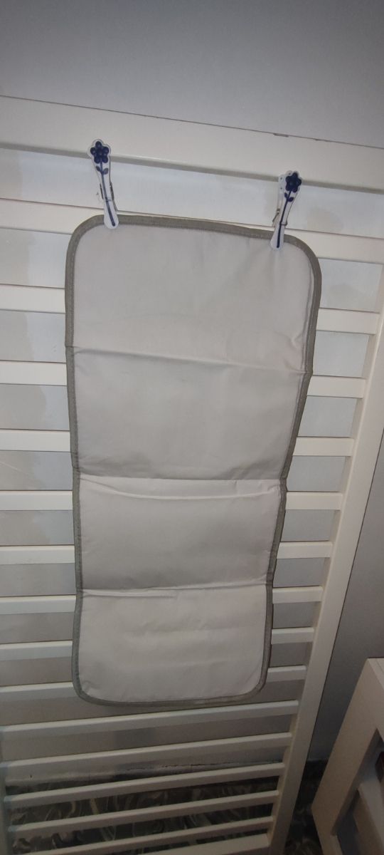 Cambiador de bebé con estampado de lunares