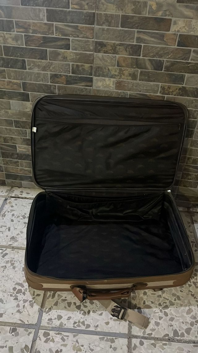 Maleta antigua de viaje 45x70 tiene ruedas