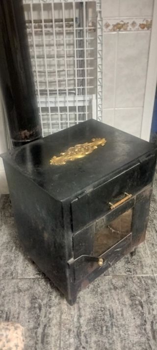 Chimenea con horno negro y dorado