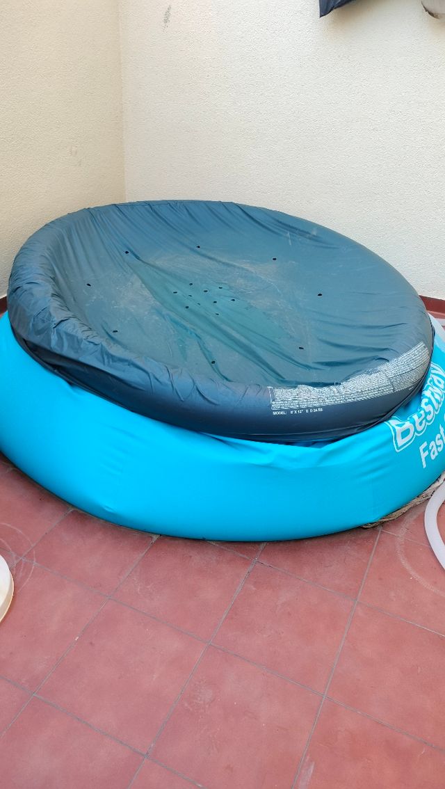 Piscina Hinchable Azul y Blanca.