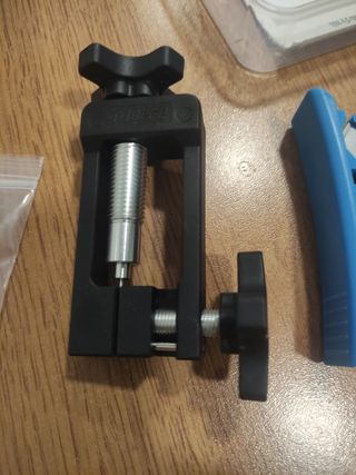 Herramienta inserción olivas frenos bici