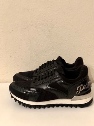 Zapatillas deportivas negras con detalle