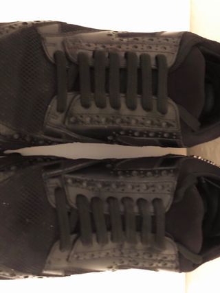 Zapatillas deportivas negras con detalle