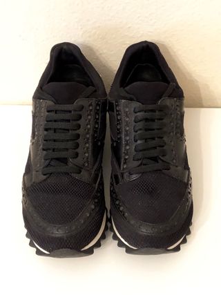 Zapatillas deportivas negras con detalle