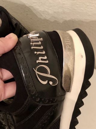Zapatillas deportivas negras con detalle