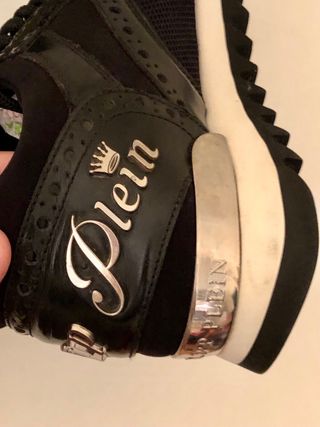 Zapatillas deportivas negras con detalle