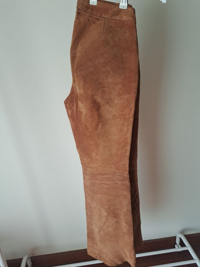 Calças em pele cor camel.
