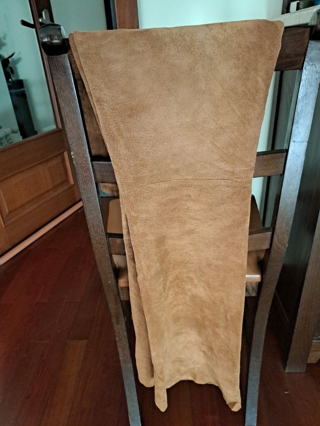 Calças em pele cor camel.