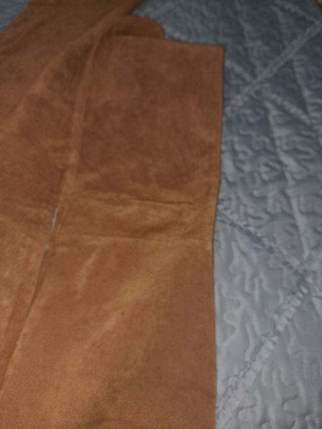 Calças em pele cor camel.