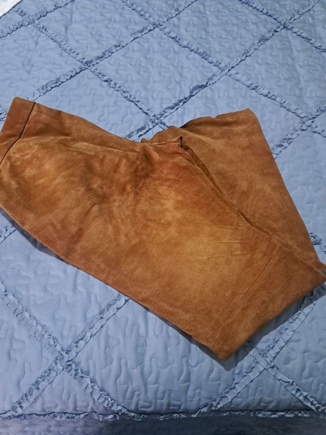 Calças em pele cor camel.