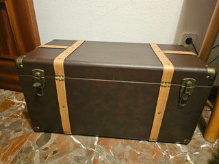 Baúl de cuero y metal