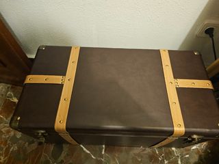 Baúl de cuero y metal