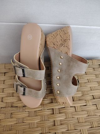 Sandalias Beige y Doradas Talla 36