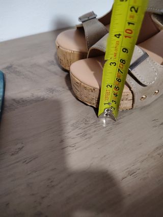 Sandalias Beige y Doradas Talla 36