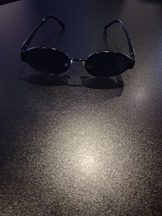Gafas de sol ovaladas negras