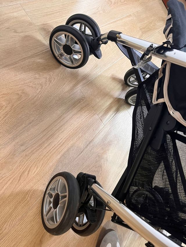 Sillita de bebé negra