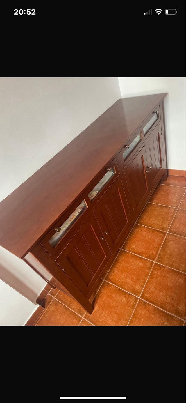Aparador de madera con puertas y cajones
