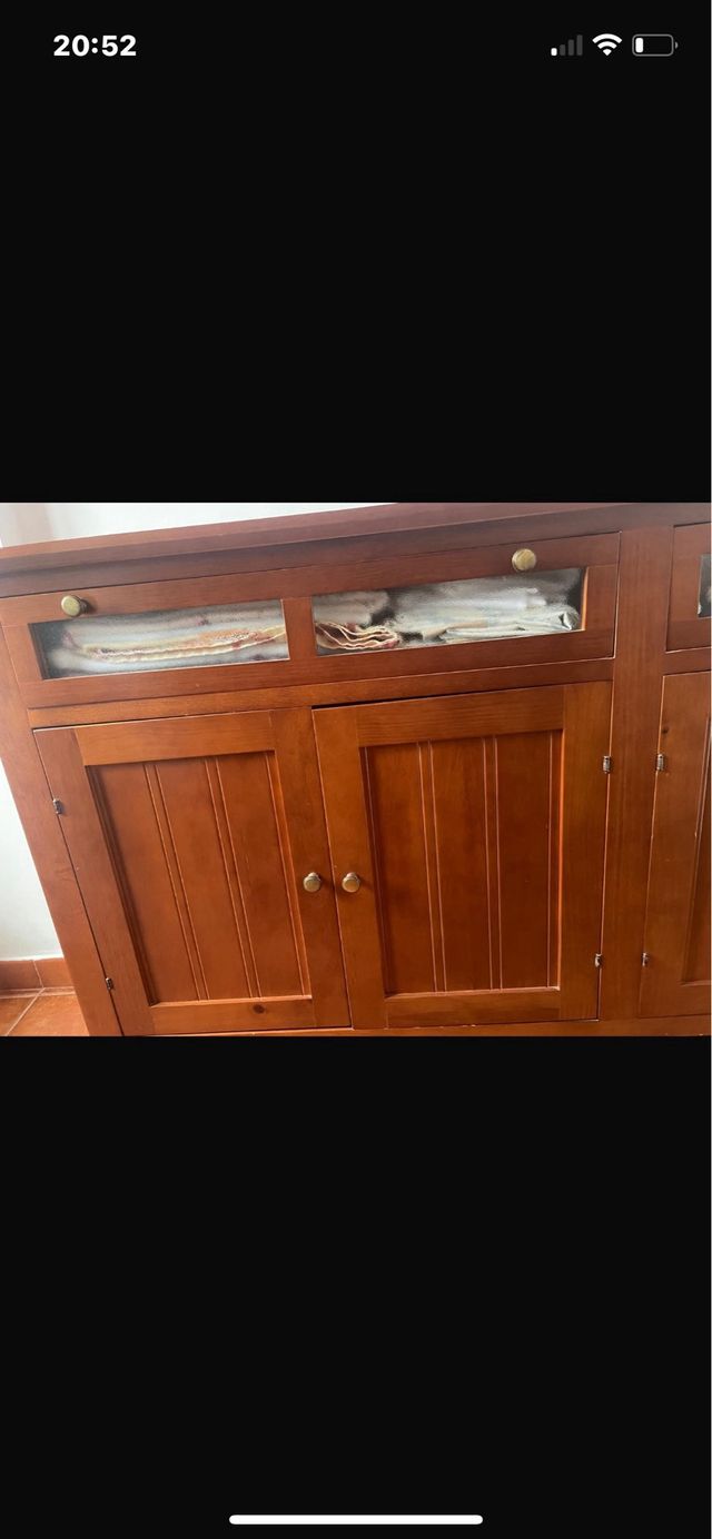 Aparador de madera con puertas y cajones